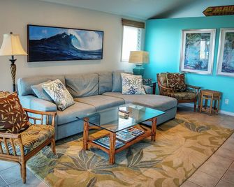 Maui is calling you back! Enjoy our Ocean View Cottage- 200+ Rave Reviews Await! - Lahaina - Living room