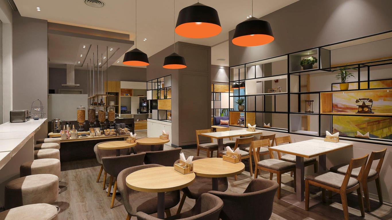 هوليداي إن إكسبرس ناشيك إنديرا ناجار، آن آي آيتش جي هوتل