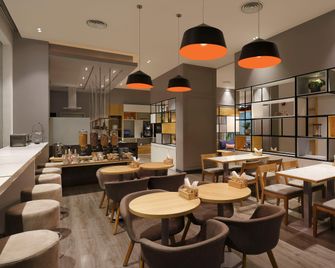 Holiday Inn Express Nashik Indira Nagar By IHG - Nashik - Restaurant