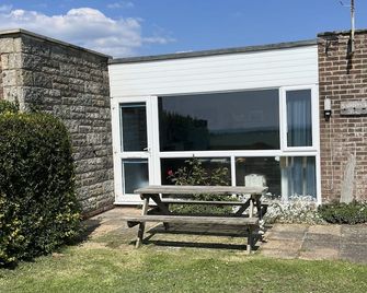 SUNNYSIDE - family friendly chalet sleeps 4/6 with views of the needles - Freshwater - Patio