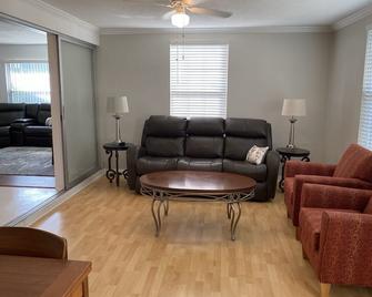 Spacious 3/2 on large canal to beautiful Crooked Lake, great for seasonal rental - Lake Wales - Living room