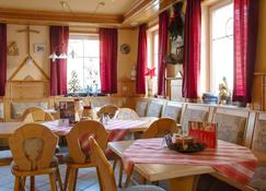 Quiet apartment at the traditional White Lion inn - Burgthann - Restaurante