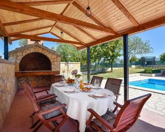 3 Bedroom Cozy Home In Hrvace - Hrvace - Pool