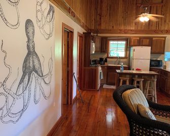 Jerico Place : Updated in Town 3 Bedroom, 2 Bath Home On A Paved Drive! - Utila - Kitchen