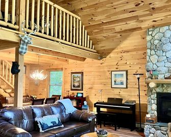 Peaceful,. Lakeside Log Cabin on Long Pond, Belgrade Lakes Region, Rome, Maine - Rome - Living room