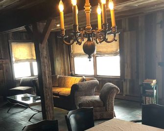 Immaculate Estate On 10 Acres, Two Ponds, 4 Bedrooms, 3 Baths, Sleeps 16! - Punxsutawney - Sala de estar