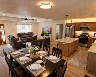 New 3-bed/ 2 bath home with Game Room, Screened Porch and Firepit. - Clarinda - Dining room