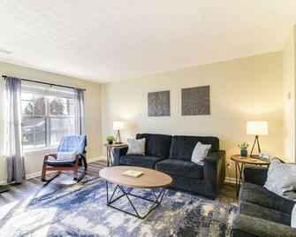 Bowling Green Townhome 4 Mi to Lost River Cave! - Bowling Green - Living room