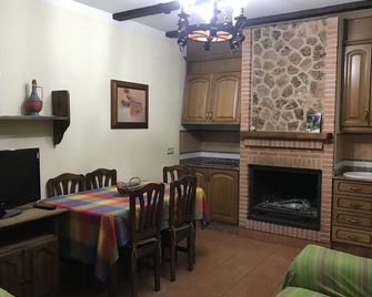 El Cuco 3 Located Between The Lagunas De Ruidera And The Birth Of The Río Mundo - Robledo - Salle à manger