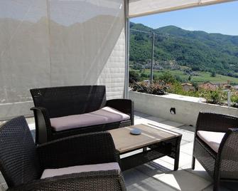 Wonderful 2 bedroom house, private pool, stunning mountain views, WIFI! - Corfino - Balcón