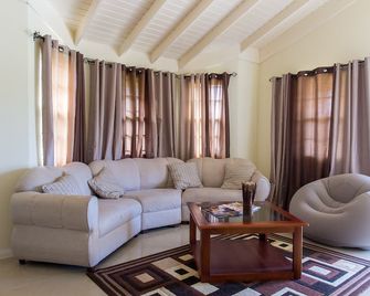 Ocho Rios Beach House at Dax Hall - Ocho Rios - Living room