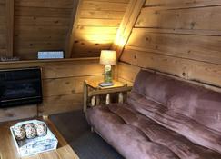 All Decked Out - Pet Friendly With Hot Tub - Summersville - Living room