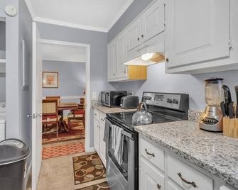 Centrally Located 4BR Stonecrest Condo condo - Lithonia - Kitchen