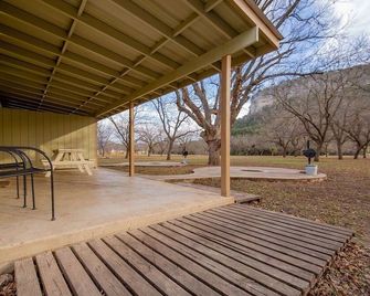 Seven Bluff Cabins - Concan