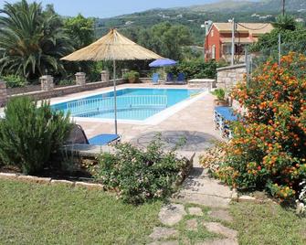 Emily's Apartments - Roda - Pool