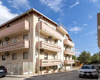 B&B Brezza Marina & Ristorante Shoreline - Pozzallo - Building