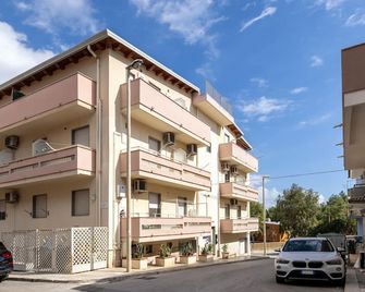 B&B Brezza Marina & Ristorante Shoreline - Pozzallo - Bâtiment