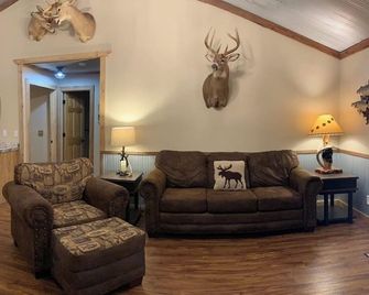 Cozy 3-bedroom, 2 bath cabin in charming neighborhood near Sardis Lake, Como, MS - Como - Living room