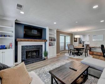 Walk to Avalon or Downtown 3 - Alpharetta - Living room
