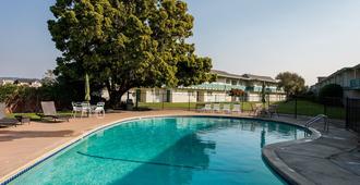 Coral Reef Inn & Condo Suites - Alameda - Pool