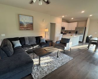 Charming Brand New 3BD house with stunning wooded views,Fiber optics,fenced yard - Conroe - Вітальня