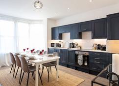 Central Flats in Cardiff with Designated Parking - Cardiff - Kitchen