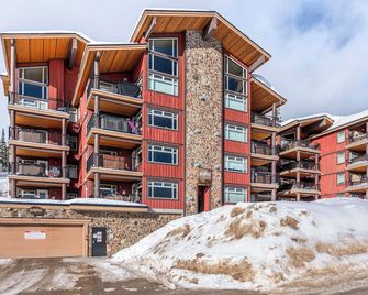 Raven's Nest - Luxury Pet Friendly Condo W/ Private Hot Tub & Mountain Views - Big White - Edificio