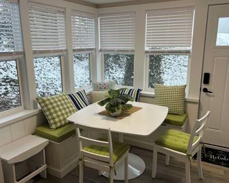 Adorable 2-bedroom home, 2 min walk to lake, restaurants, shops.Near SB Dunes - Beulah - Comedor