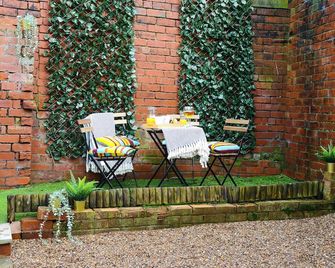 Delightful 2 bed town centre house, sleeps 4 - Barnsley - Patio