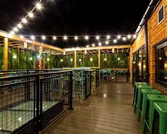 The Market House - רידינג - מרפסת