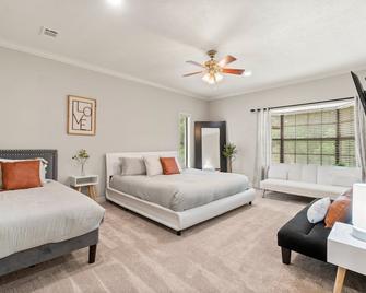 Spacious Getaway 12 Acres Whole Family w/ Private Pool Sleeps 20+ - Willis - Schlafzimmer