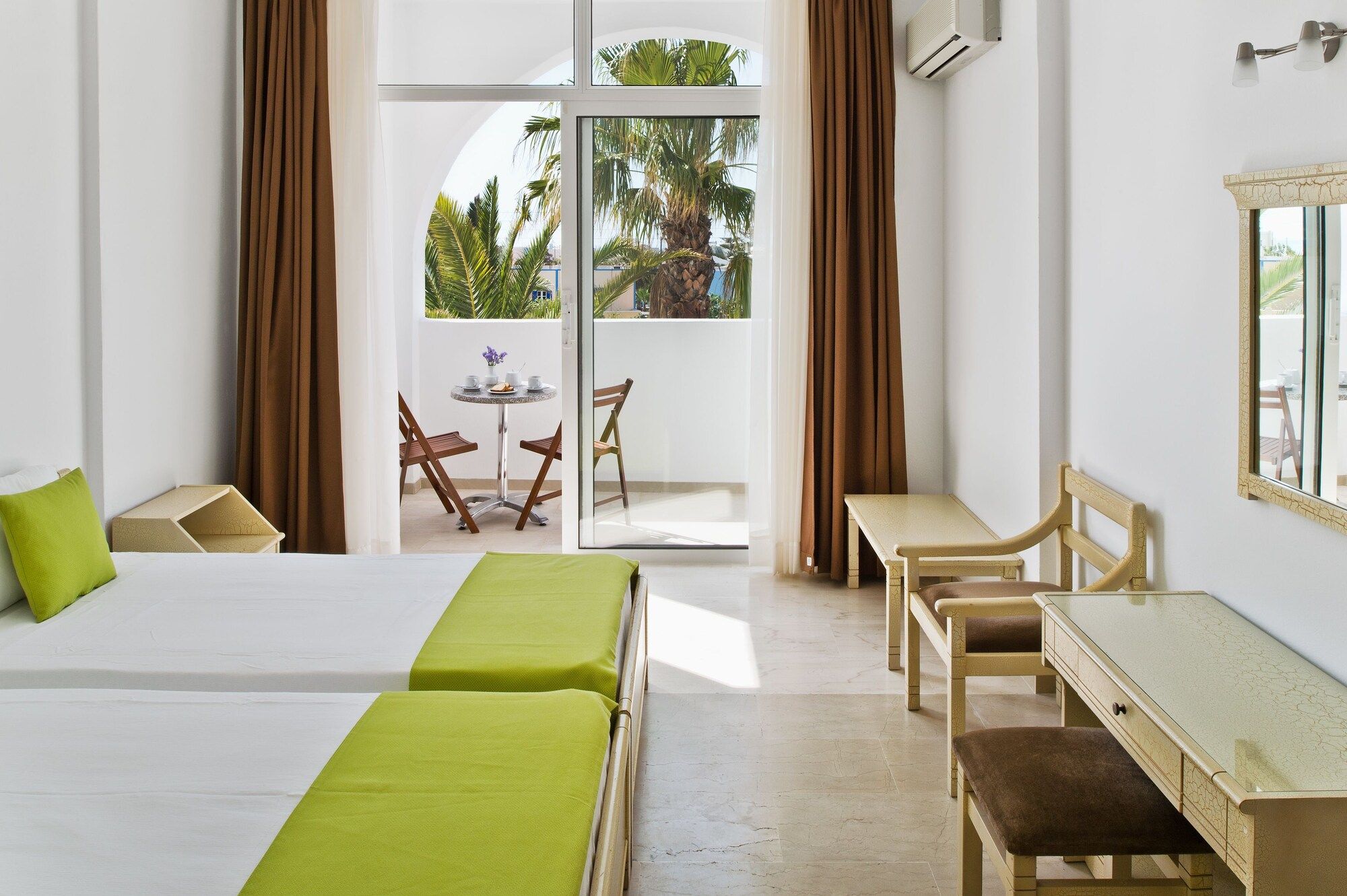 Hotel Makarios - Kamari - Schlafzimmer