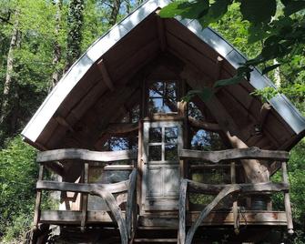 In the shade of a rouergat mill, house by the water - Naussac - Edificio