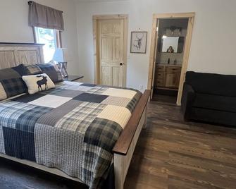 Newly updated Lakefront Houghton Lake home - close to popular sandbar. - Prudenville - Habitación