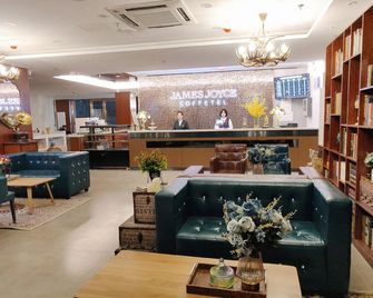 James Joyce Coffetel Qingdao Taidong Pedestrian Street Yingkou Road - Qingdao - Bar