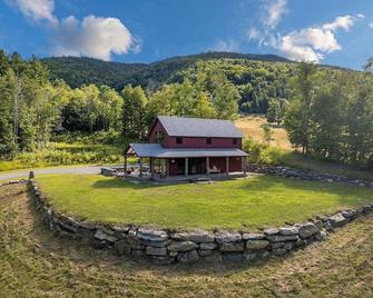 Beautiful Fall & Winter Views - Rustic Contemporary Cabin on Mt Ascutney - Windsor - Building