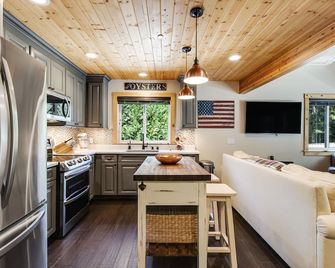 Evergreen Grove - Lilliwaup - Kitchen