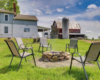 Wellsboro Farmhouse with Grill and Fire Pit! - Wellsboro - Патіо