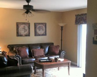 Fully Furnished One Bedroom Apartment in Rutherfordton - Rutherfordton - Living room