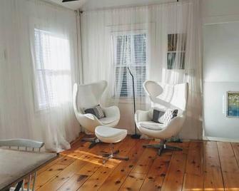 An authentic, rustic luxurious little single family home in Old Town. All yours. - Marblehead - Living room