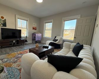 Family-friendly 2- Bedroom Webster Home w/Cozy Balcony - Webster - Sala de estar