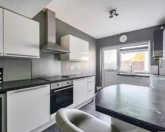 2br-Sleeps6-Parking-Garden-Nearlondon - Sunbury-on-Thames - Kitchen