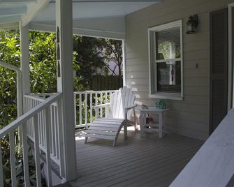 Available Now! Classic Florida Beach Cottage in Atlantic Beach - Atlantic Beach - Balcony