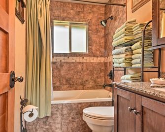 Gold Beach Apartment w/ Activities - 2 Mi to Ocean - Gold Beach - Baño