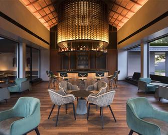 Hilton Hyderabad Genome Valley Resort & Spa - Hyderabad - Bar