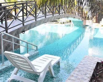 Ocean Queen Hotel - Wadduwa - Pool