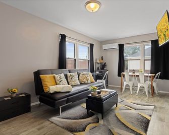 Spacious Studio Apt/Sleeps 2/Extendedstays/Work Or Vacation/Free Wifi & Parking - Aurora - Living room