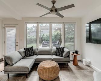 Home in Fairway Kansas, near KC's Country Club Plaza - Fairway - Living room