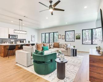 Hot Tub & Fire Pit: 'evergreen Escape' in Bastrop! - Bastrop - Phòng khách