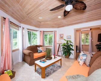 Top Floor Condo, Walk to Pink Sands Beach - Dunmore Town - Вітальня